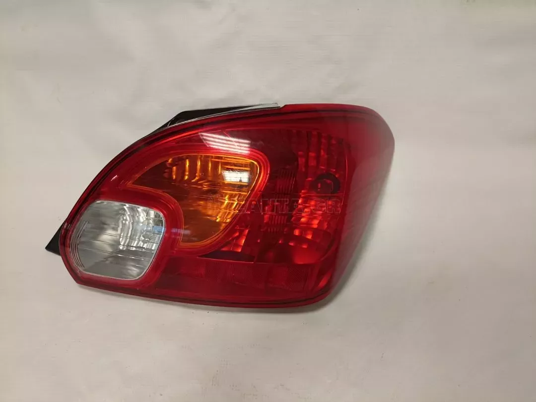 Φανάρι πίσω δεξί από MITSUBISHI SPACE STAR - 8330A780