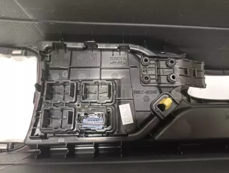 Κονσόλα κεντρική από Toyota Yaris - 58911-0D340 