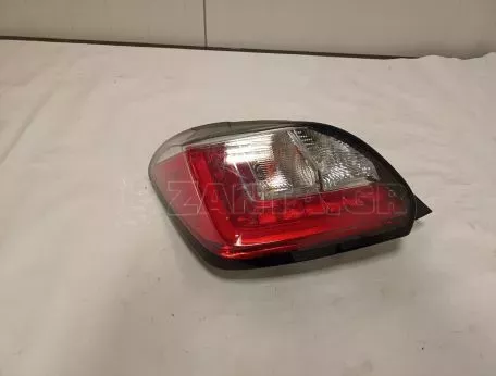 Πίσω φως αριστερό από Mitsubishi Space Star - 8330B245 ADU022-0000 