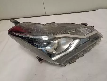 Φανάρι εμπρός δεξί από Toyota Yaris με γρατζουνιές - 6607380 