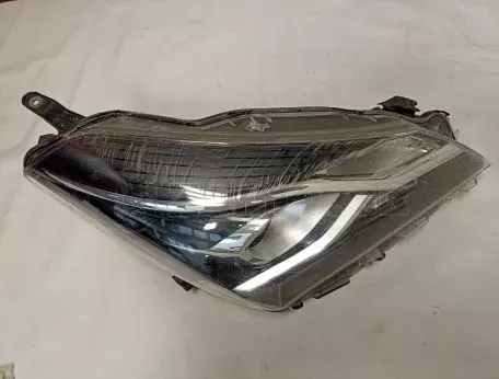 Φανάρι εμπρός δεξί από Toyota Yaris με γρατζουνιές - 6607380 