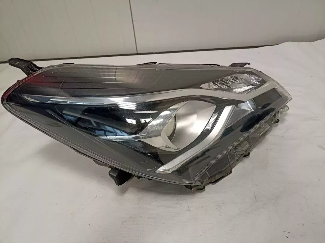 Φανάρι εμπρός δεξί από Toyota Yaris με ζημιά - 6607380
