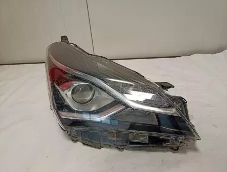 Φανάρι εμπρός δεξί από Toyota Yaris με ζημιά - 6607380 