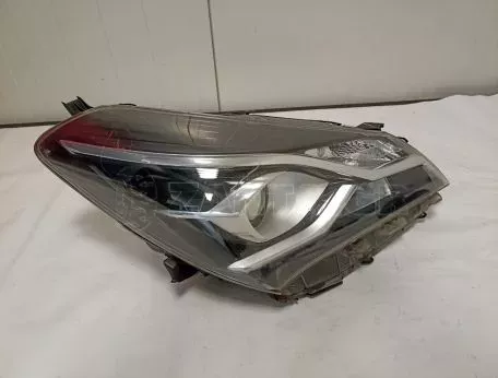Φανάρι εμπρός δεξί από Toyota Yaris με ζημιά - 6607380 