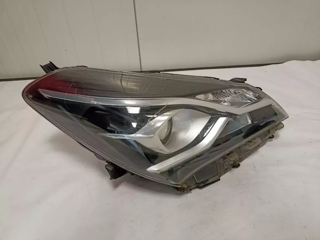 Φανάρι εμπρός δεξί από Toyota Yaris με ζημιά - 6607380