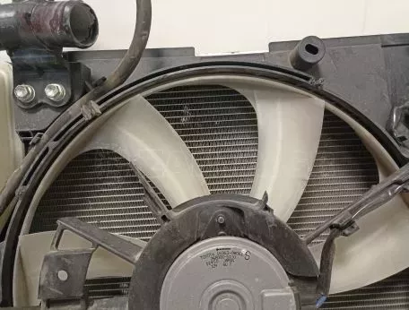 Σετ Ψυγείο νερού με Βεντιλατέρ από Toyota Yaris - 422134-8630 