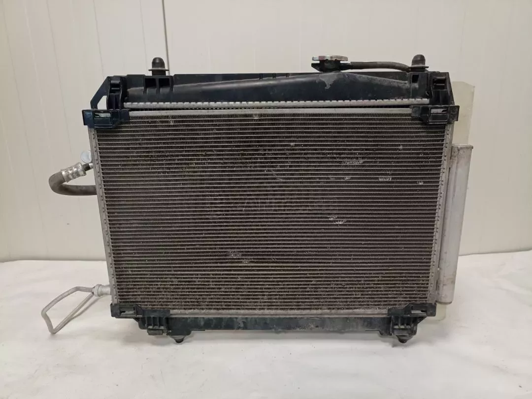 Σετ Ψυγείο νερού με Βεντιλατέρ από Toyota Yaris - 422133-3845