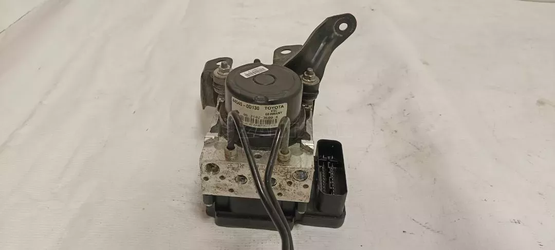 Σετ εγκεφάλου και αντλία ABS από Toyota Yaris - 44540-0D130