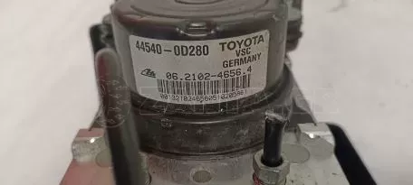 Σετ εγκεφάλου και αντλία ABS από Toyota Yaris - 44540-0D280 