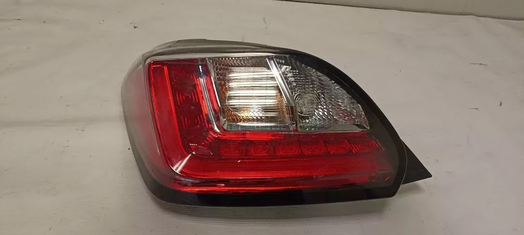 Πίσω φως αριστερό από Mitsubishi Space Star - 8330B245