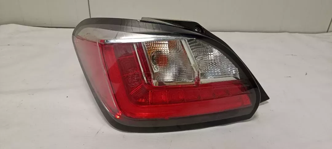 Πίσω φως αριστερό από Mitsubishi Space Star - 8330B245