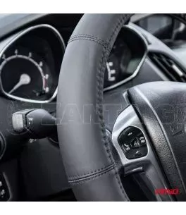 ΚΑΛΥΜΜΑ ΤΙΜΟΝΙΟΥ ΔΕΡΜΑTINO 35-37CM SWC-48-S ΣΕ ΜΑΥΡΟ ΧΡΩΜΑ ΜΕ ΜΑΥΡΕΣ ΡΑΦΕΣ AMIO - 1 ΤΕΜ. 