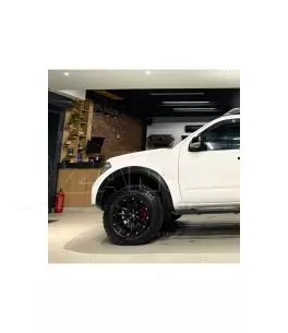 Nissan Navara (D40) 2005-2011 Φρύδια Τροχών Μαύρα Με Διακοσμητικές Βίδες 