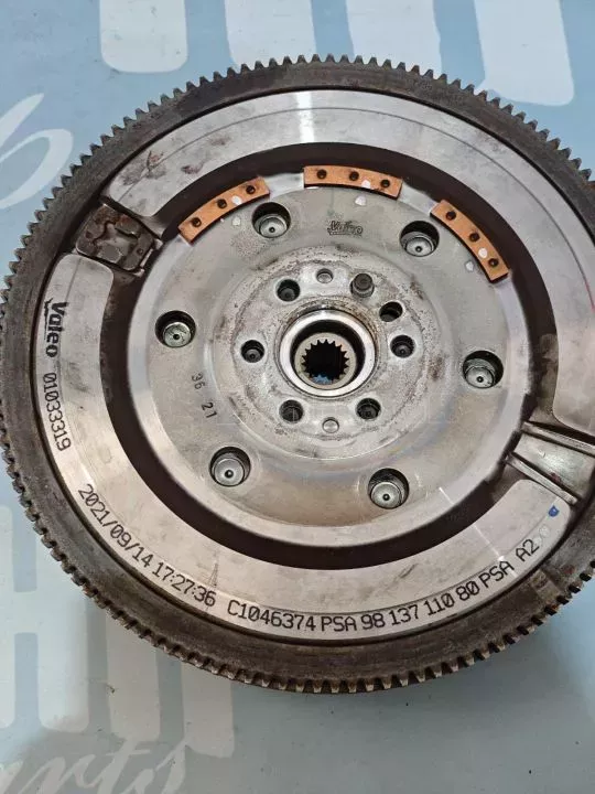 ΒΟΛΑΝ ΜΗΧΑΝΗΣ - PSA 9813711080 / VALEO 01033319 -(ΚΙΝΗΤΗΡΑΣ HN05 1.2cc TURBO) PEUGEOT - CITROEN - OPEL - DS '12- '23.