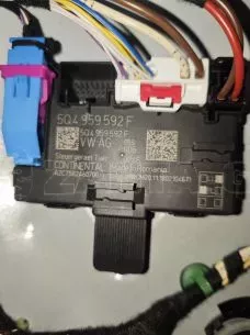 ΕΓΚΕΦΑΛΟΣ ΚΕΝΤΡΙΚΟΥ ΚΛΕΙΔΩΜΑΤΟΣ - 5Q4959592F - ΕΜΠΡΟΣ ΑΡΙΣΤΕΡΟΣ – VW T-ROC -’19 – ’23. 