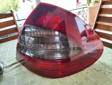 Γνήσιο πίσω φανάρι λίφτινγκ 211 mercedes  It is damaged 