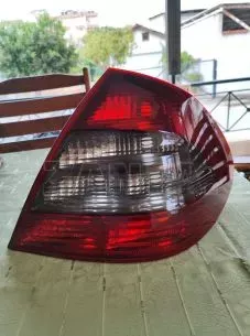 Γνήσιο πίσω φανάρι λίφτινγκ 211 mercedes  It is damaged 
