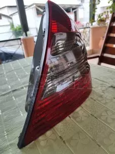 Γνήσιο πίσω φανάρι λίφτινγκ 211 mercedes  It is damaged 
